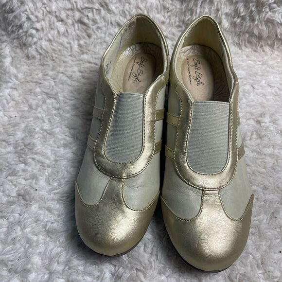 Soft Style by Hush Puppies Women's Mallorie Wedge Pump, Bone/Platinum, SZ12M - Picture 1 of 8